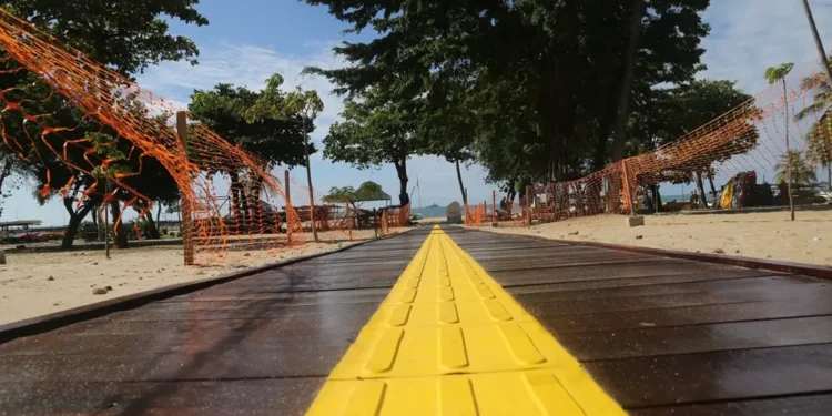 Estações de acesso ao mar para pessoas com deficiência são inauguradas em Fortaleza