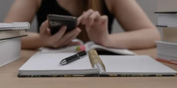 Como proibição de IA para corrigir redações e provas deve impactar escolas no CE