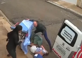 Paciente cai de maca durante transporte para ambulância e caso será apurado