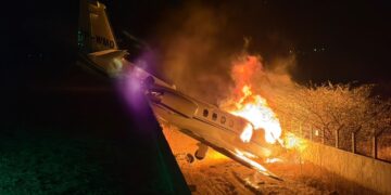 Avião com cantor Rey Vaqueiro sai da pista e pega fogo durante pouso no Rio Grande do Norte
